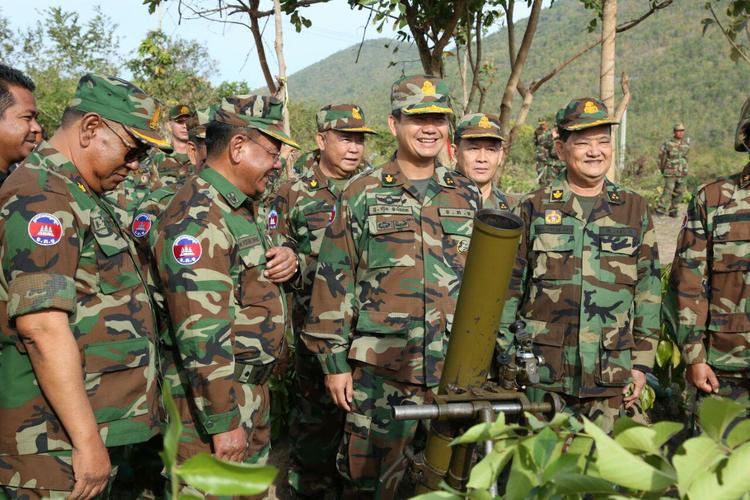 柬埔寨精锐部队举行实弹演习(组图)