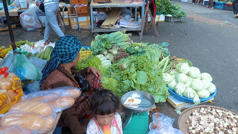 71岁老奶奶摆摊卖菜 独自撑起一个家