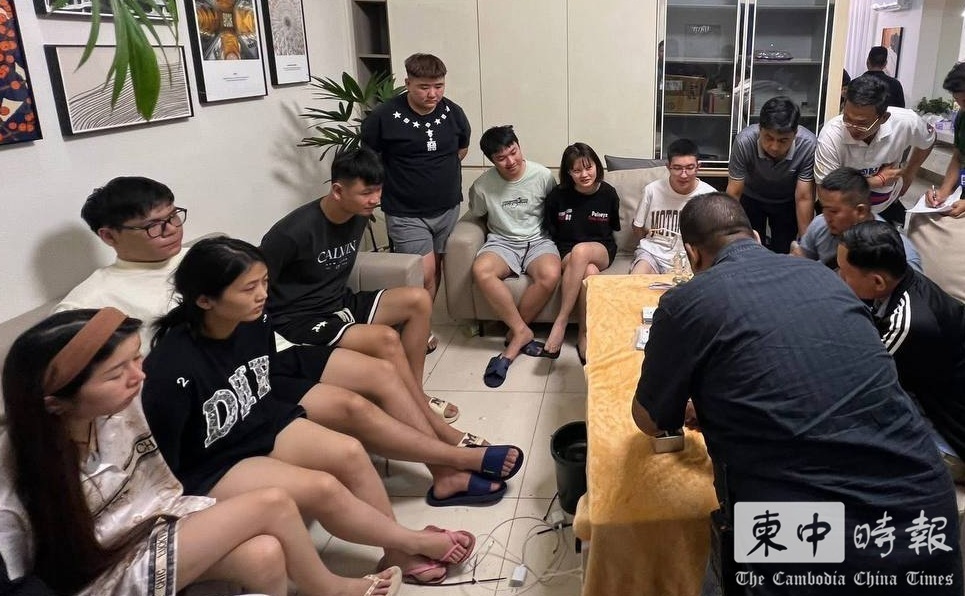 柬埔寨警方扣留13名中国籍人员 查获枪支、毒品及手铐