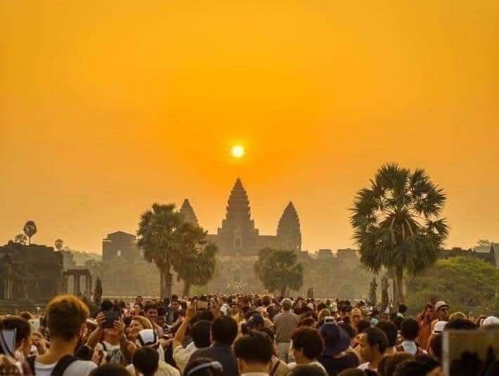 ក្រសួងទេសចរណ៍អំពាវនាវភ្ញៀវទេសចរទៅទស្សនា«ព្រះអាទិត្យរះចំកណ្តាល កំពូលប្រាសាទអង្គរវត្ - សុីសុីថាមស៍