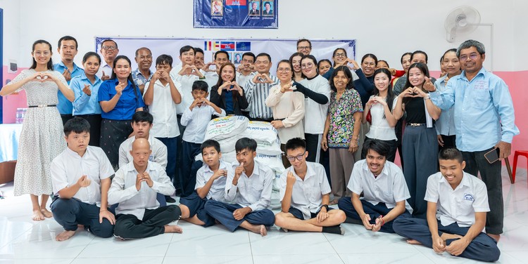 Ocic kpcc rabbit school group photo